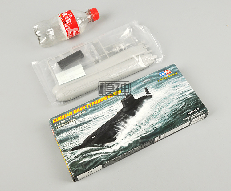 1:700 Russische Marine Typhoon - Model Kit Yacht recensie en prijs